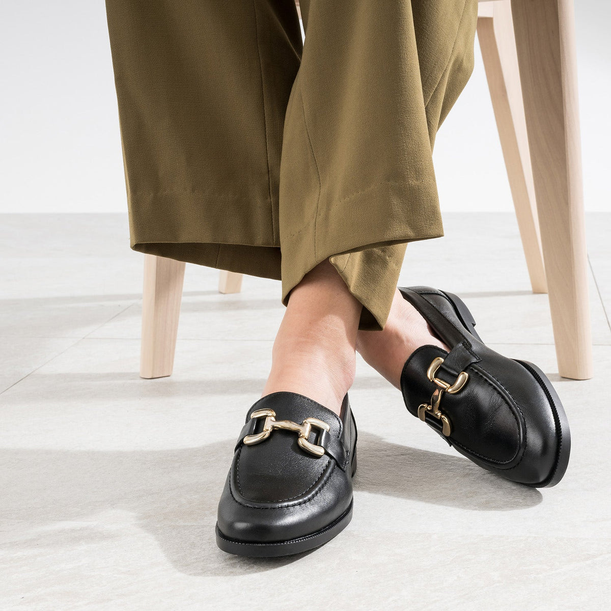 Mocassin noir mors métal doré - 2